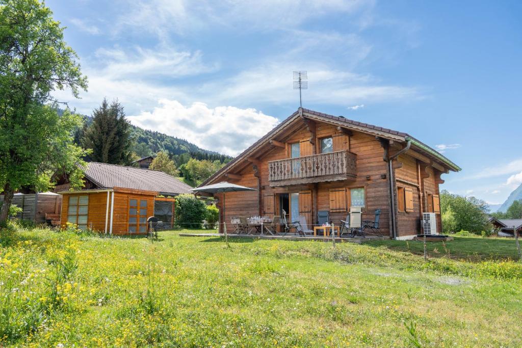 Chalet avec vue sur les montagnes, terrasse privée et Wi-Fi