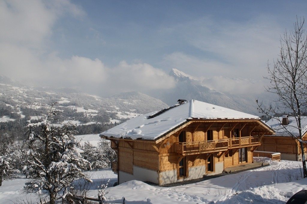 Chalet  au pied des pistes avec  vue panoramique sur les montagnes, sauna billard